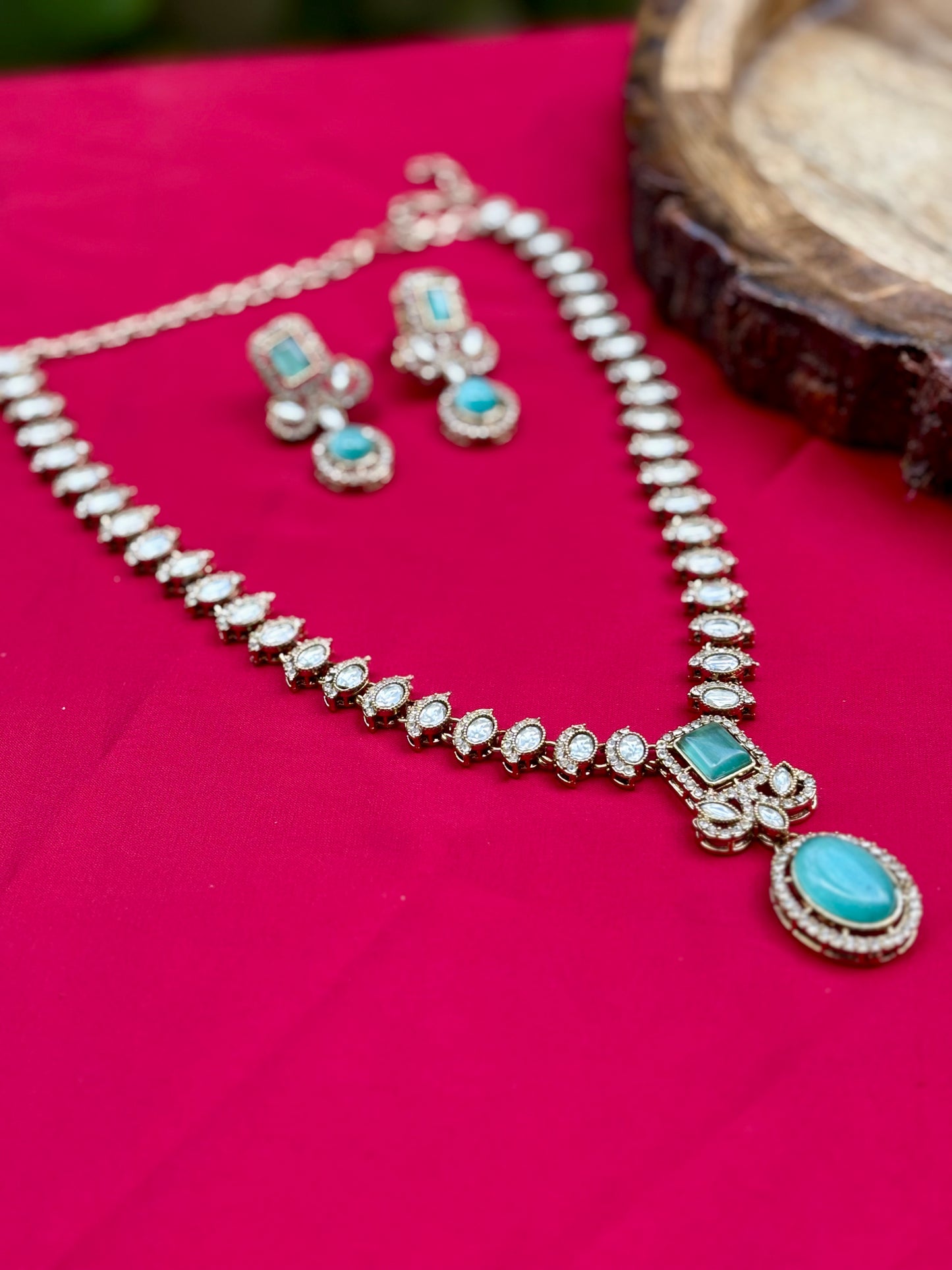 Mint Monolisa Kundan Jewellery Set