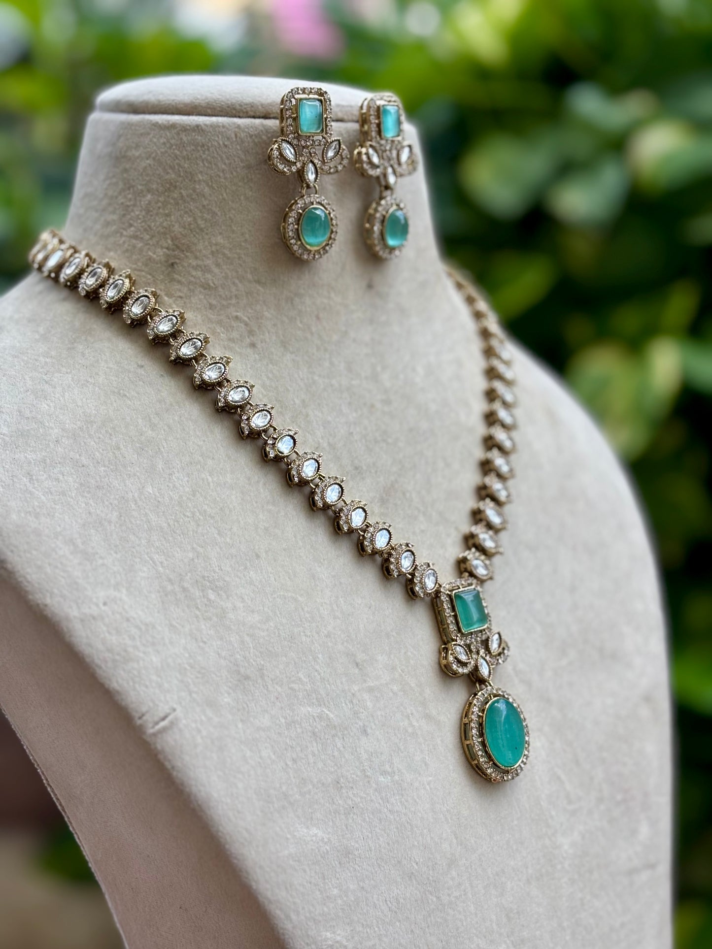 Mint Monolisa Kundan Jewellery Set