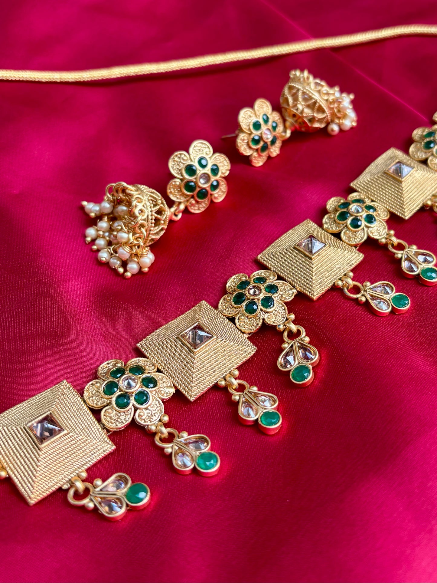 Emerald Rahi Choker Jewellery Set